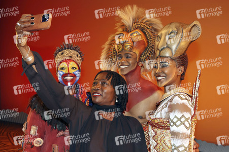 Besuch von Auma Obama beim Musical 'Der König der Löwen' in Hamburg