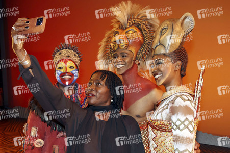 Besuch von Auma Obama beim Musical 'Der König der Löwen' in Hamburg