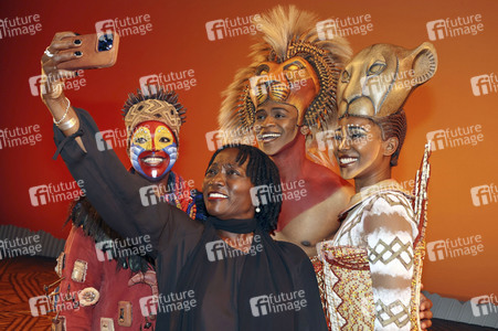 Besuch von Auma Obama beim Musical 'Der König der Löwen' in Hamburg