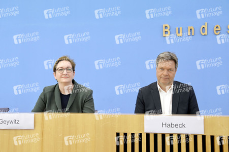 Bundespressekonferenz Novelle des Gebäudeenergiegesetzes und das neue Förderkonzept erneuerbares Heizen in Berlin