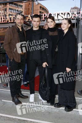 Theaterpremiere 'Stolz und Vorurteil *oder so' in Berlin