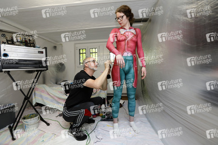 GEEK ART: Alice im Wunderland / Alice in Wonderland Bodypainting