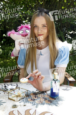 GEEK ART: Alice im Wunderland / Alice in Wonderland Bodypainting