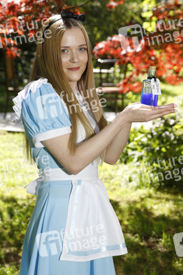 GEEK ART: Alice im Wunderland / Alice in Wonderland Bodypainting