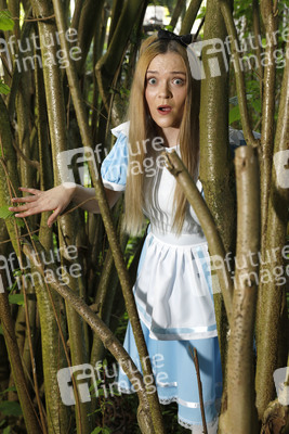 GEEK ART: Alice im Wunderland / Alice in Wonderland Bodypainting