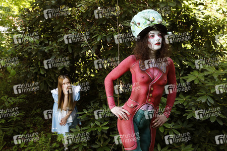 GEEK ART: Alice im Wunderland / Alice in Wonderland Bodypainting