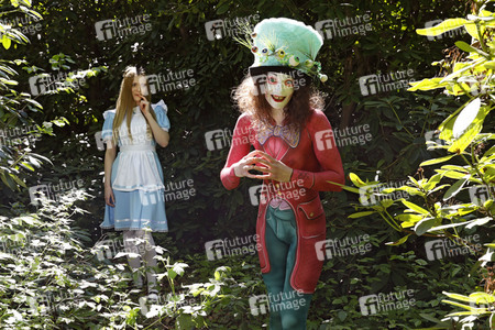 GEEK ART: Alice im Wunderland / Alice in Wonderland Bodypainting
