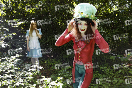 GEEK ART: Alice im Wunderland / Alice in Wonderland Bodypainting