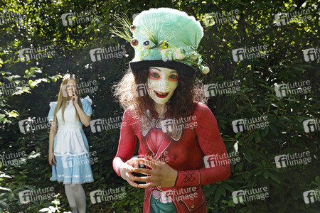 GEEK ART: Alice im Wunderland / Alice in Wonderland Bodypainting