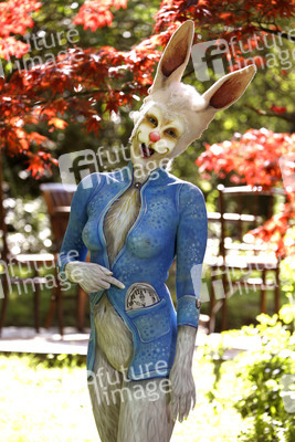 GEEK ART: Alice im Wunderland / Alice in Wonderland Bodypainting