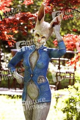 GEEK ART: Alice im Wunderland / Alice in Wonderland Bodypainting