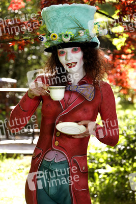 GEEK ART: Alice im Wunderland / Alice in Wonderland Bodypainting