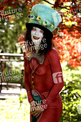 GEEK ART: Alice im Wunderland / Alice in Wonderland Bodypainting