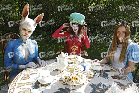 GEEK ART: Alice im Wunderland / Alice in Wonderland Bodypainting
