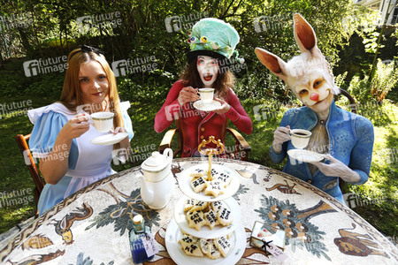 GEEK ART: Alice im Wunderland / Alice in Wonderland Bodypainting