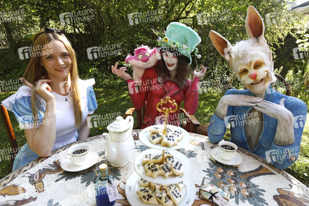 GEEK ART: Alice im Wunderland / Alice in Wonderland Bodypainting