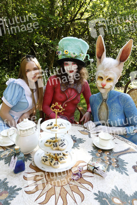 GEEK ART: Alice im Wunderland / Alice in Wonderland Bodypainting