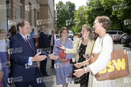 Schulbesuch von Prinz Edward und Bettina Stark-Watzinger in Berlin