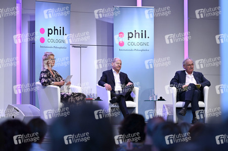 Axel Honneth und Olaf Scholz auf der phil.Cologne 2023 in Köln