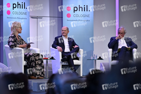 Axel Honneth und Olaf Scholz auf der phil.Cologne 2023 in Köln