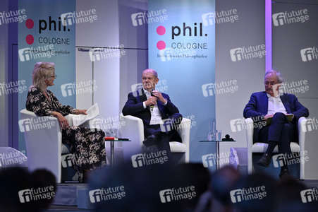 Axel Honneth und Olaf Scholz auf der phil.Cologne 2023 in Köln