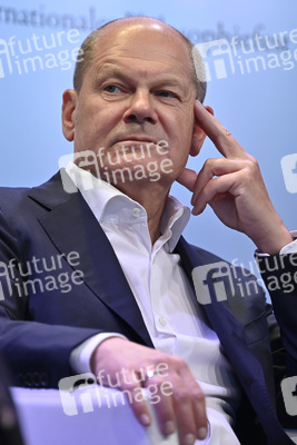 Axel Honneth und Olaf Scholz auf der phil.Cologne 2023 in Köln