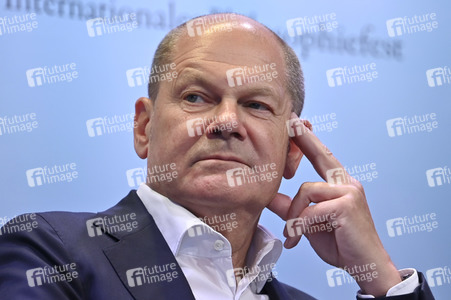 Axel Honneth und Olaf Scholz auf der phil.Cologne 2023 in Köln