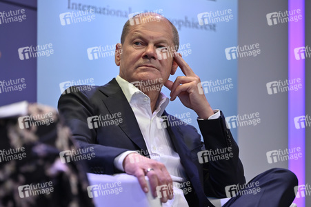Axel Honneth und Olaf Scholz auf der phil.Cologne 2023 in Köln