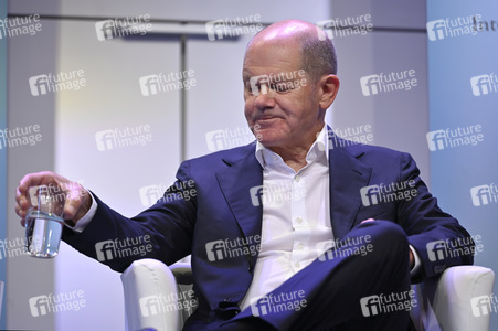 Axel Honneth und Olaf Scholz auf der phil.Cologne 2023 in Köln
