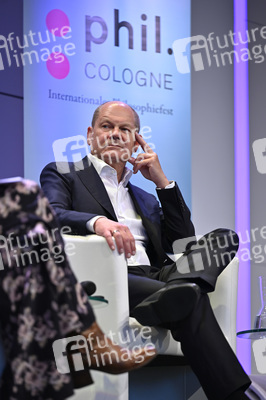 Axel Honneth und Olaf Scholz auf der phil.Cologne 2023 in Köln