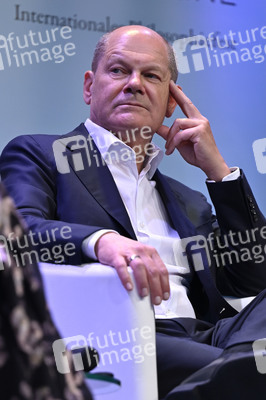 Axel Honneth und Olaf Scholz auf der phil.Cologne 2023 in Köln