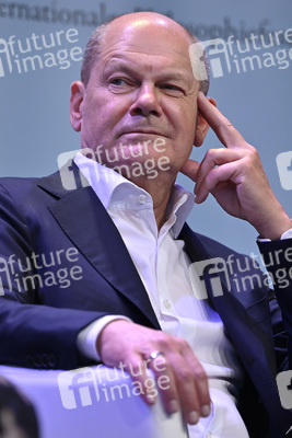 Axel Honneth und Olaf Scholz auf der phil.Cologne 2023 in Köln