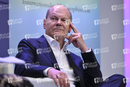 Axel Honneth und Olaf Scholz auf der phil.Cologne 2023 in Köln