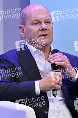 Axel Honneth und Olaf Scholz auf der phil.Cologne 2023 in Köln