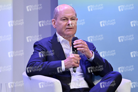Axel Honneth und Olaf Scholz auf der phil.Cologne 2023 in Köln