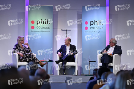 Axel Honneth und Olaf Scholz auf der phil.Cologne 2023 in Köln