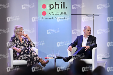 Axel Honneth und Olaf Scholz auf der phil.Cologne 2023 in Köln
