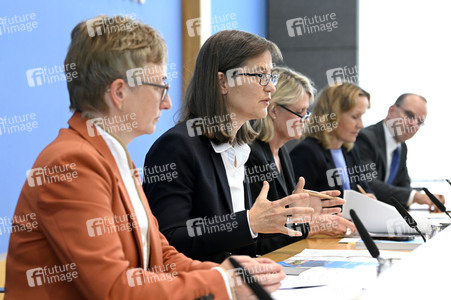 Bundespressekonferenz Gutachten 'Gesund leben auf einer gesunden Erde' in Berlin