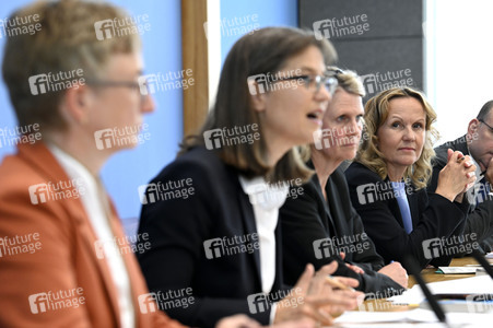 Bundespressekonferenz Gutachten 'Gesund leben auf einer gesunden Erde' in Berlin