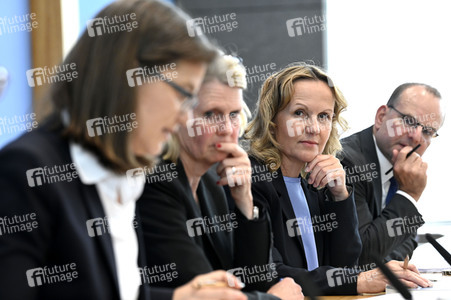 Bundespressekonferenz Gutachten 'Gesund leben auf einer gesunden Erde' in Berlin