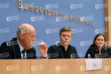 Bundespressekonferenz Wahlrechtsform - Kritik und rechtliche Schritte der Linken in Berlin