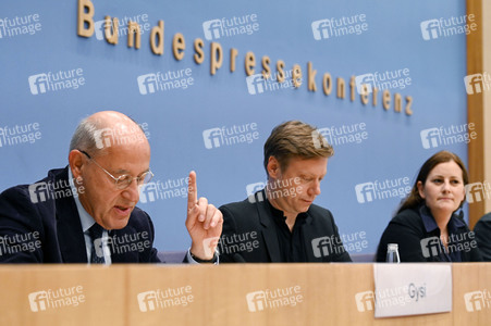 Bundespressekonferenz Wahlrechtsform - Kritik und rechtliche Schritte der Linken in Berlin