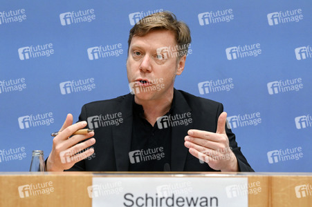 Bundespressekonferenz Wahlrechtsform - Kritik und rechtliche Schritte der Linken in Berlin
