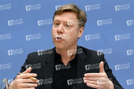Bundespressekonferenz Wahlrechtsform - Kritik und rechtliche Schritte der Linken in Berlin