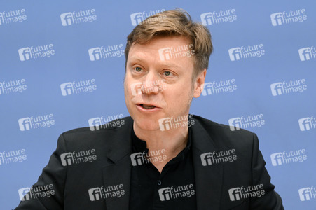 Bundespressekonferenz Wahlrechtsform - Kritik und rechtliche Schritte der Linken in Berlin