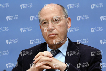 Bundespressekonferenz Wahlrechtsform - Kritik und rechtliche Schritte der Linken in Berlin