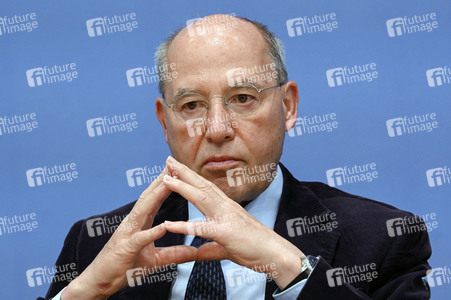 Bundespressekonferenz Wahlrechtsform - Kritik und rechtliche Schritte der Linken in Berlin