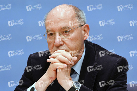Bundespressekonferenz Wahlrechtsform - Kritik und rechtliche Schritte der Linken in Berlin