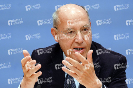 Bundespressekonferenz Wahlrechtsform - Kritik und rechtliche Schritte der Linken in Berlin