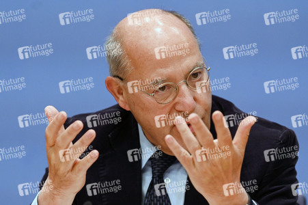 Bundespressekonferenz Wahlrechtsform - Kritik und rechtliche Schritte der Linken in Berlin